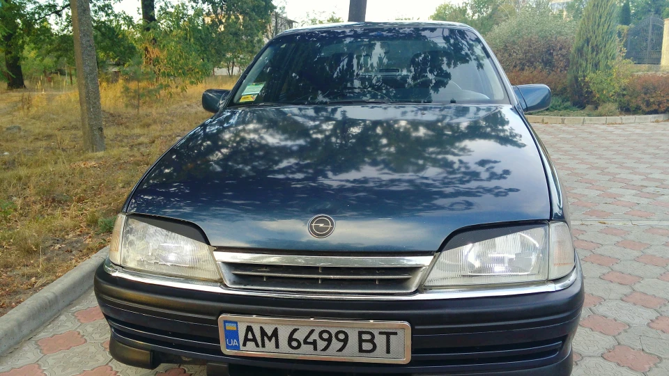 Opel Omega Синій металік