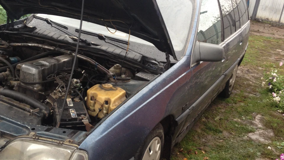 Opel Omega синій МТЗ 3