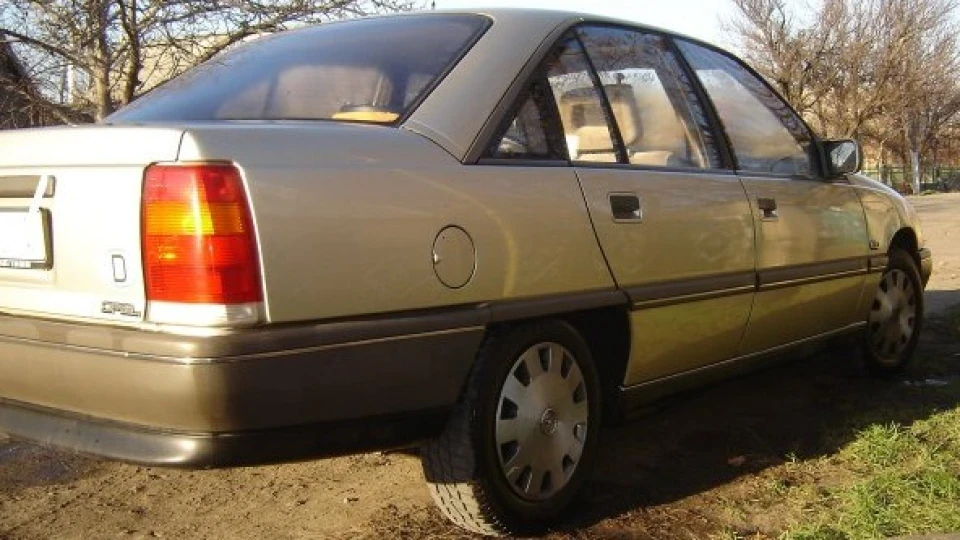 Opel Omega світло сірий металік 2