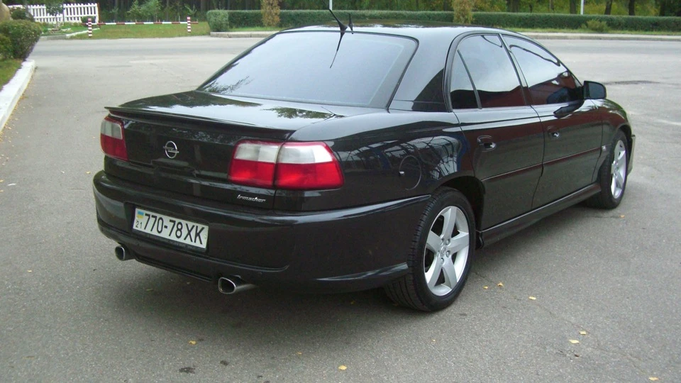 Opel Omega у спортивному костюмі 2