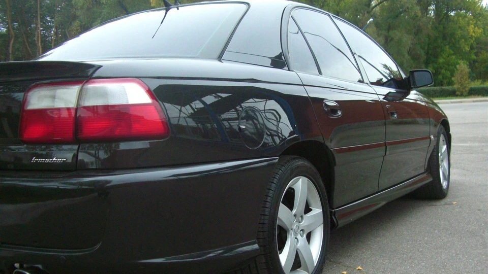 Opel Omega у спортивному костюмі 4