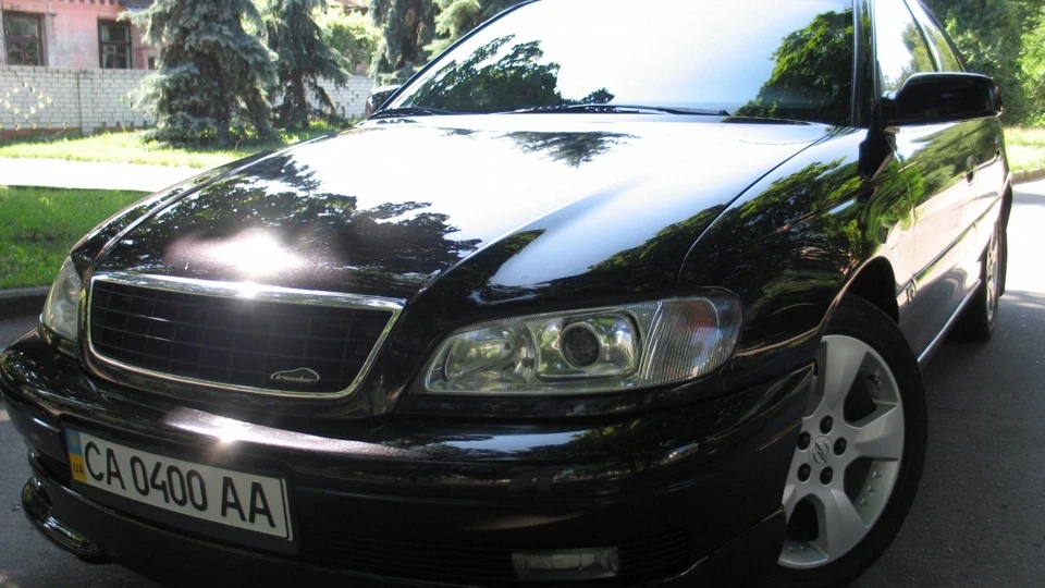 Opel Omega V6 2.6 Чорний літак