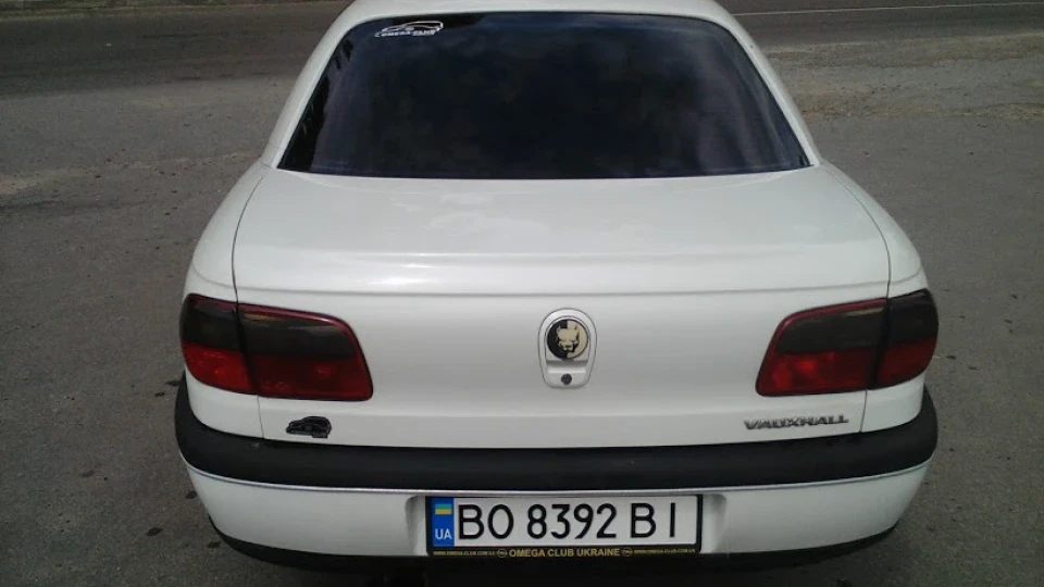 Opel Omega white car 4