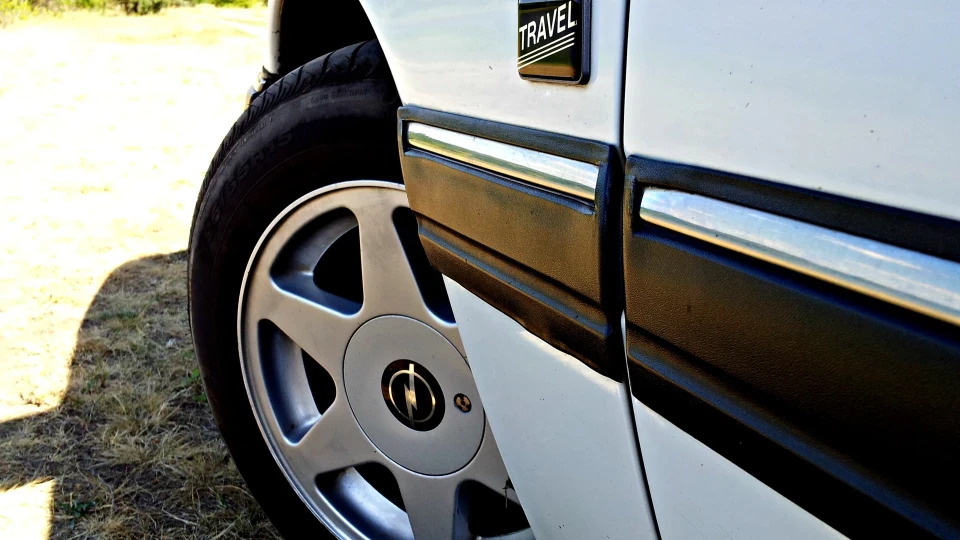 Opel Omega WHITE 2