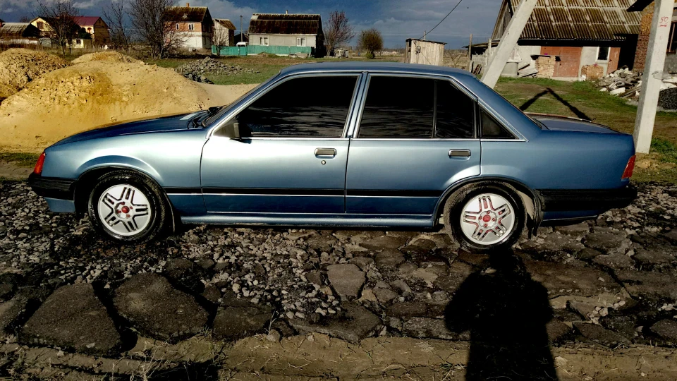 Opel Rekord 2.2i 3