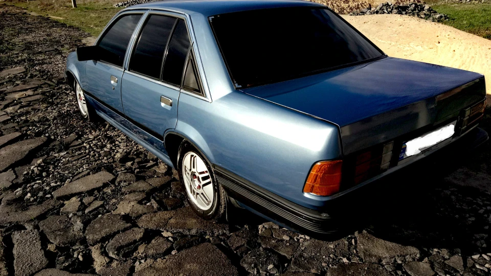 Opel Rekord 2.2i 4