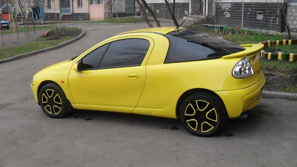 Opel Tigra ядрено жовта 2