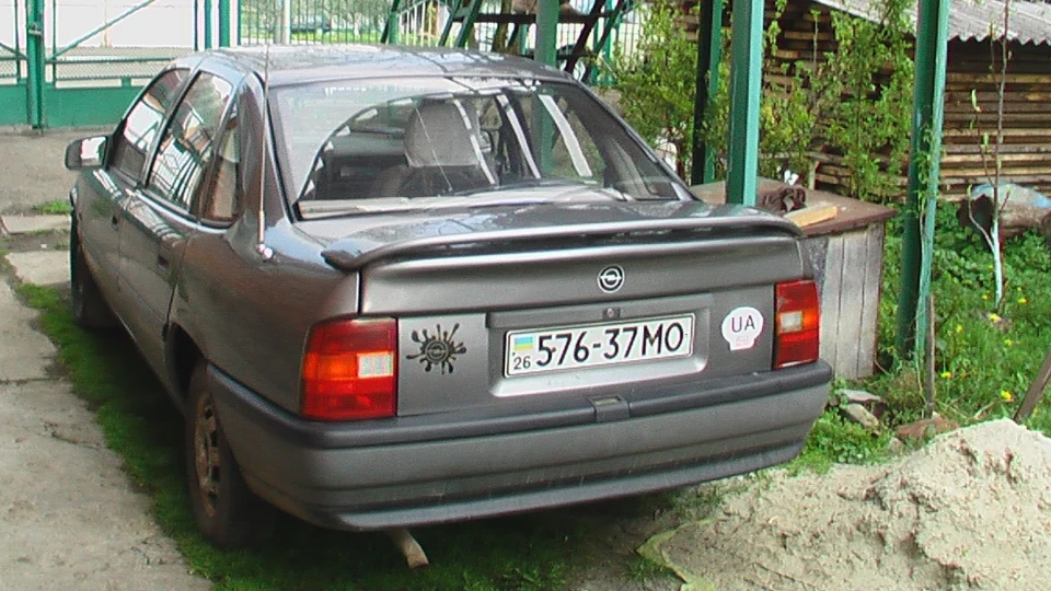 Opel Vectra 1.8 МТ GL