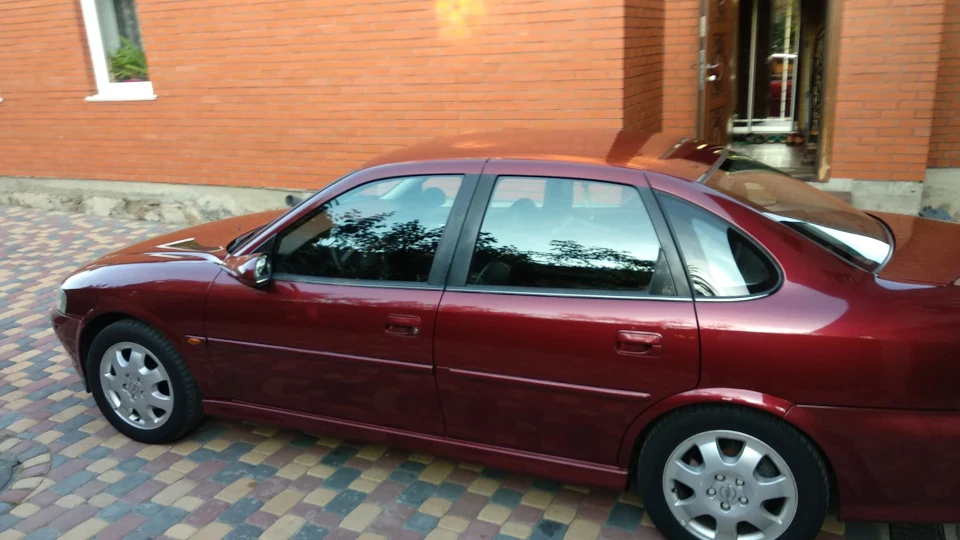 Opel Vectra Червоний металік, 2.2 л 3