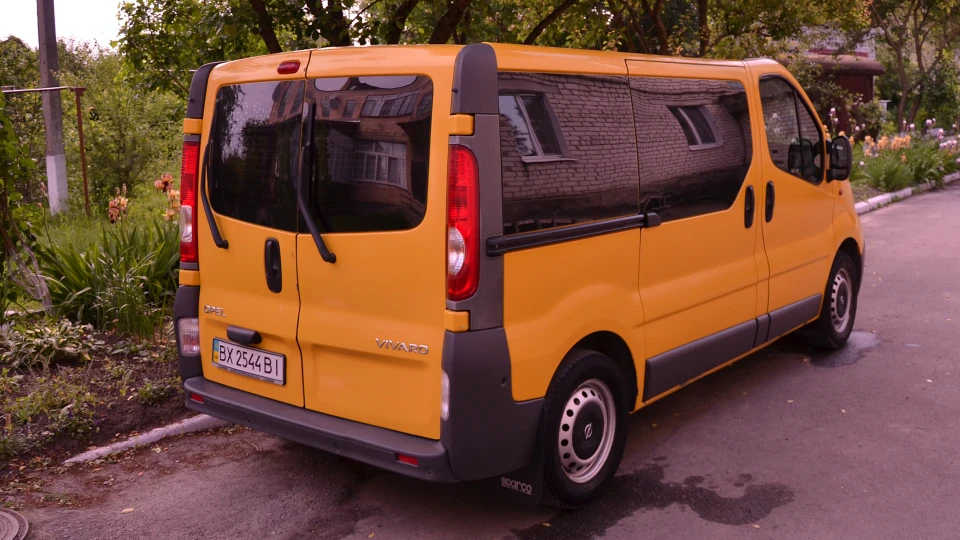 Opel Vivaro 2,0 Сімейний автобус 2