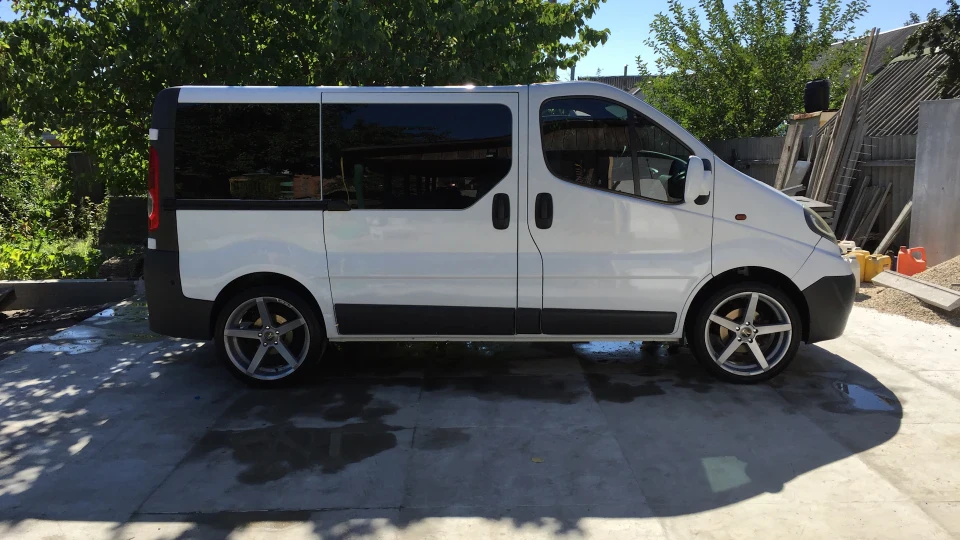 Opel Vivaro 2.0 турбо 4