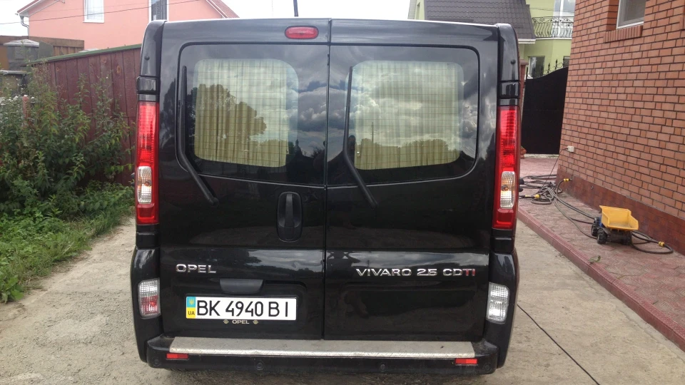 Opel Vivaro 2500 автомат чорний 4
