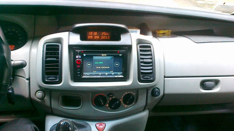 Opel Vivaro Біле на чорному