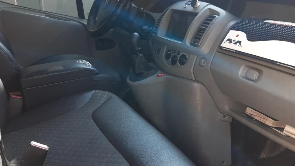Opel Vivaro Білий, 2.5 3