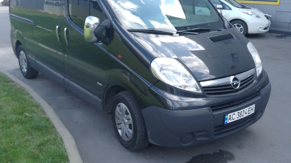 Opel Vivaro Чорний металік 2