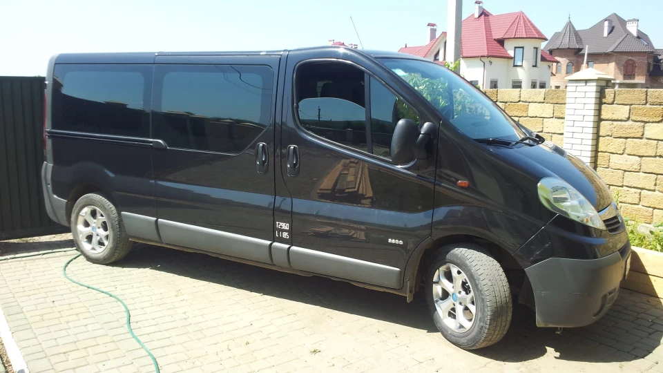 Opel Vivaro чорний металік 2.0 cdti 2