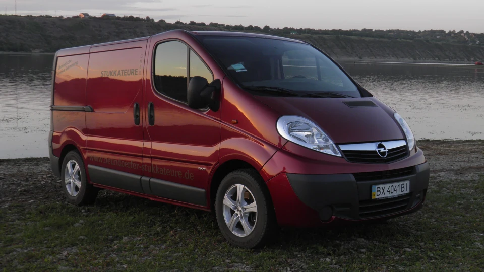 Opel Vivaro гранат 2.5 2