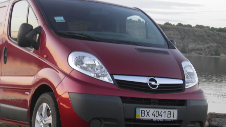 Opel Vivaro гранат 2.5 4
