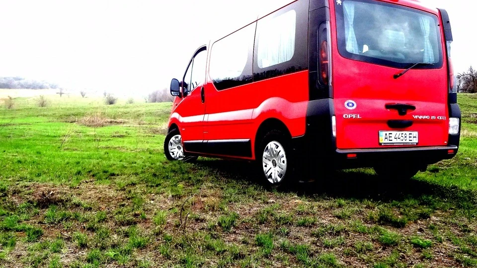 Opel Vivaro Червоний АВТОБУС 1.9 CDTI 4
