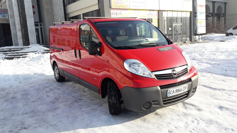 Opel Vivaro Червоний 2
