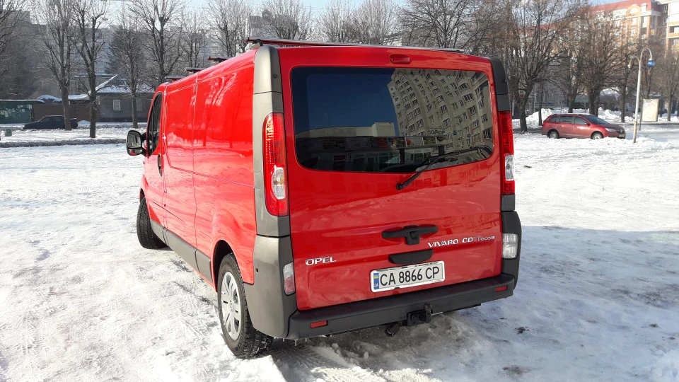 Opel Vivaro Червоний 3