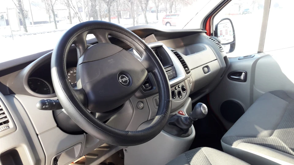 Opel Vivaro Червоний 4
