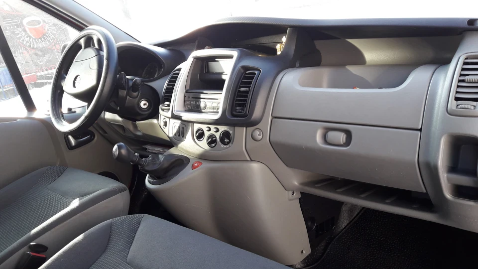 Opel Vivaro Червоний 5