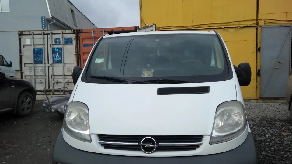 Opel Vivaro Long біла блискавка