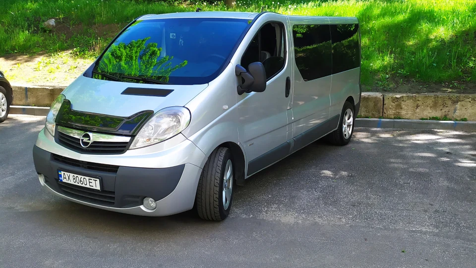 Opel Vivaro Long Passenger 2