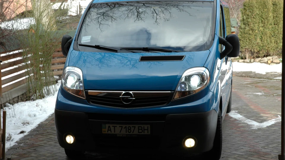 Opel Vivaro Passenger 2
