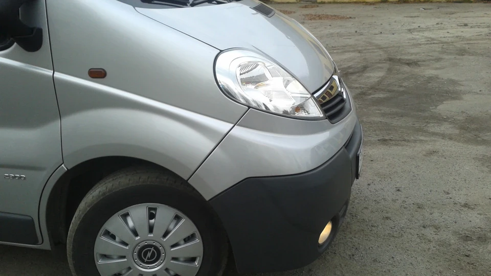 Opel Vivaro Сріблястий літак
