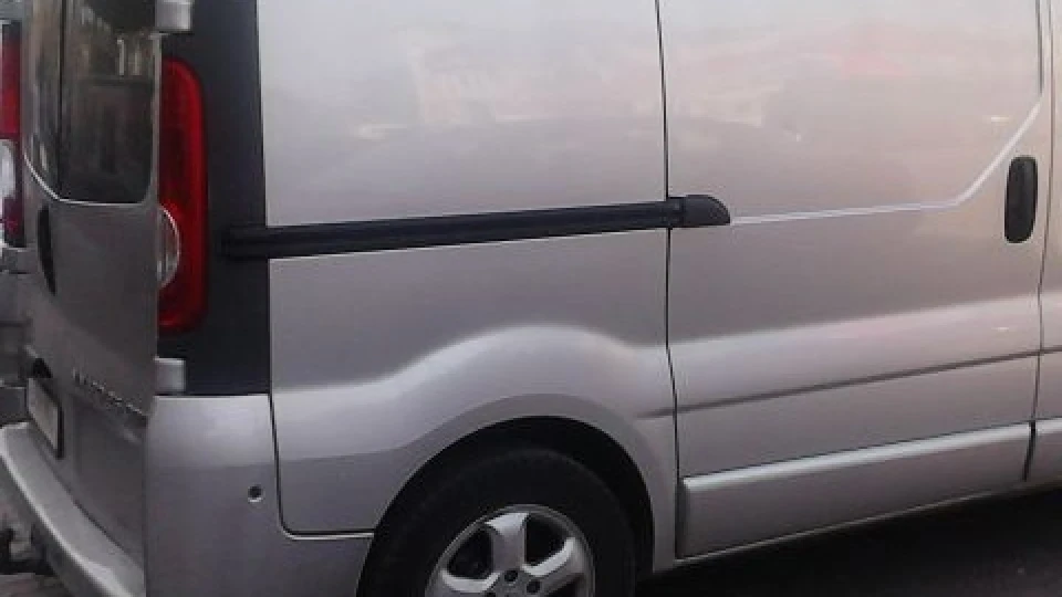 Opel Vivaro сріблястий тролейбус