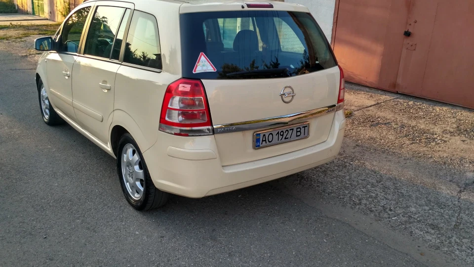 Opel Zafira Бежевий автобус