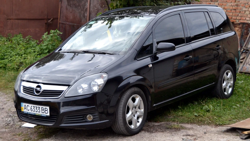 Opel Zafira Брюнетка 2