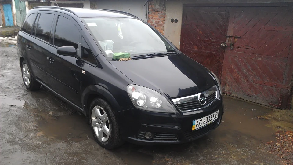 Opel Zafira Брюнетка 4