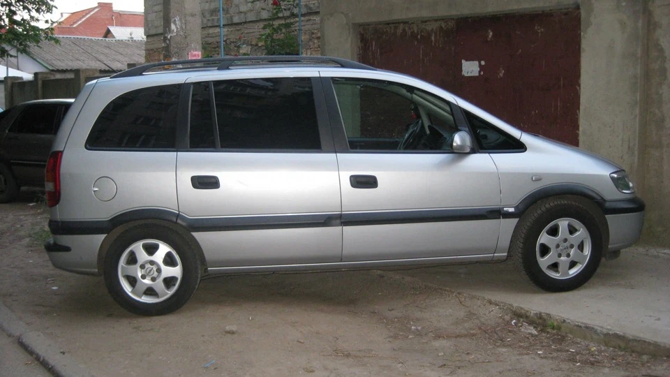 Opel Zafira Elegance 16V 4