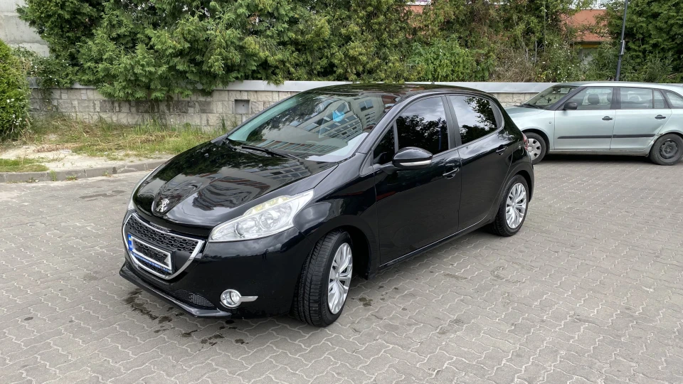 Peugeot 208 чорний лев