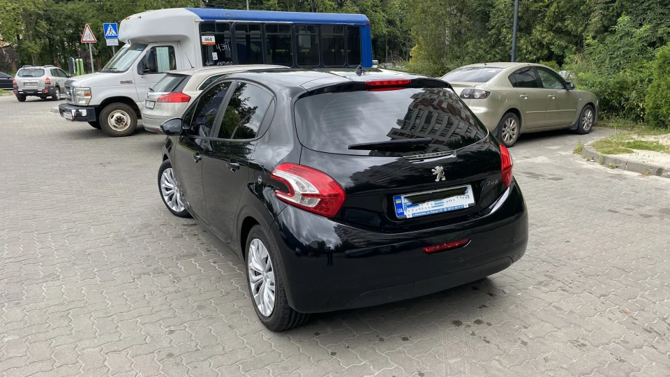 Peugeot 208 чорний лев 2