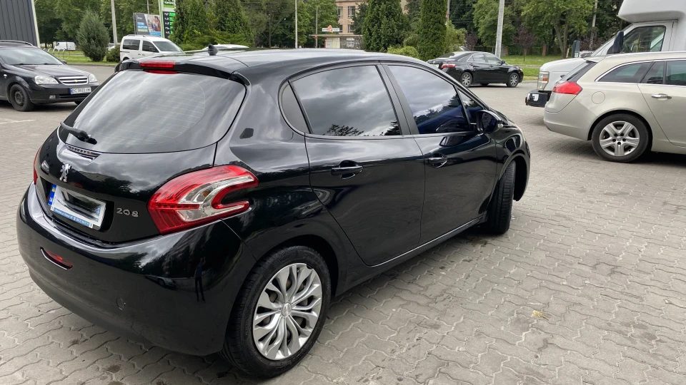 Peugeot 208 чорний лев 3