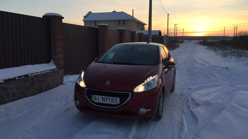 Peugeot 208 red cat 4