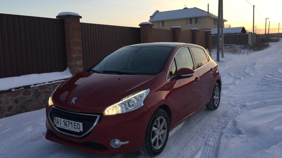 Peugeot 208 red cat 5