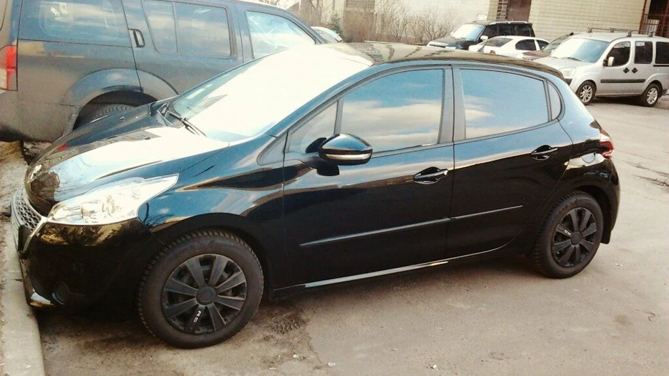 Peugeot 208 Такий чорний, аж барижить 2