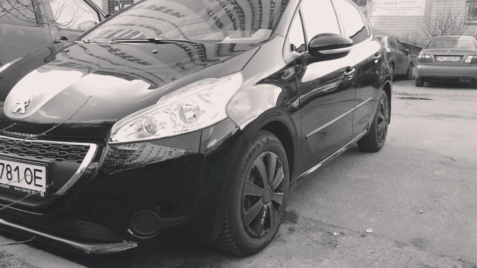 Peugeot 208 Такий чорний, аж барижить 3