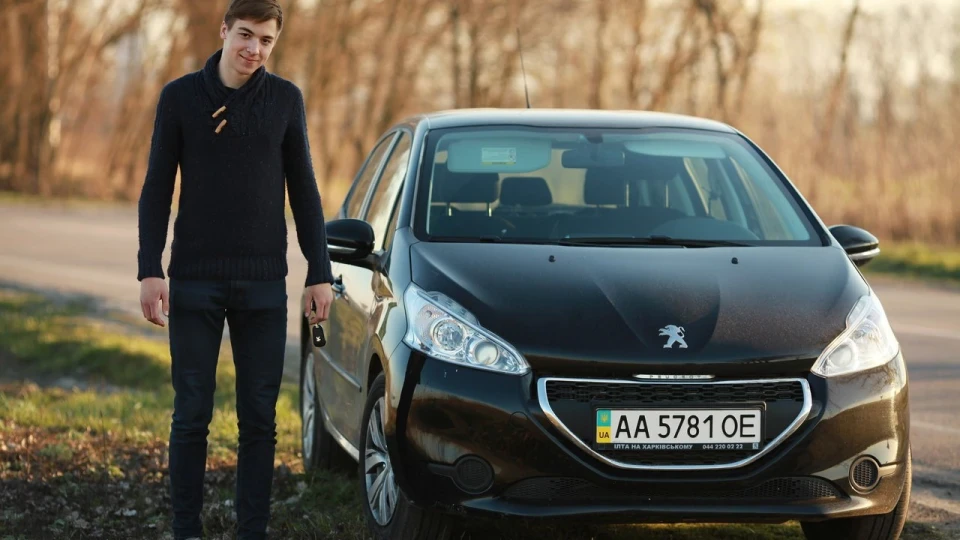 Peugeot 208 Такий чорний, аж барижить 4