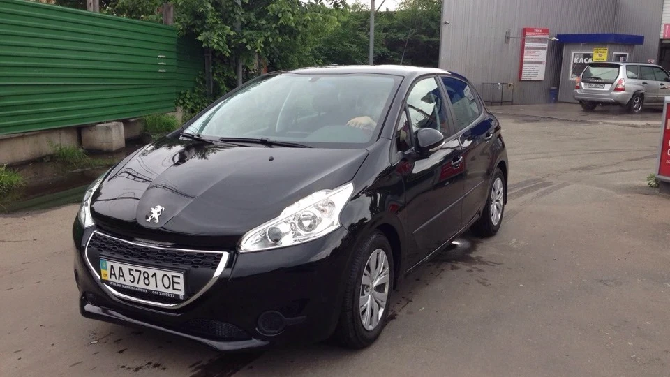Peugeot 208 Такий чорний, аж барижить 5