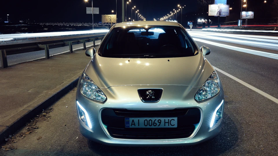 Peugeot 308 сріблястий Лев 3