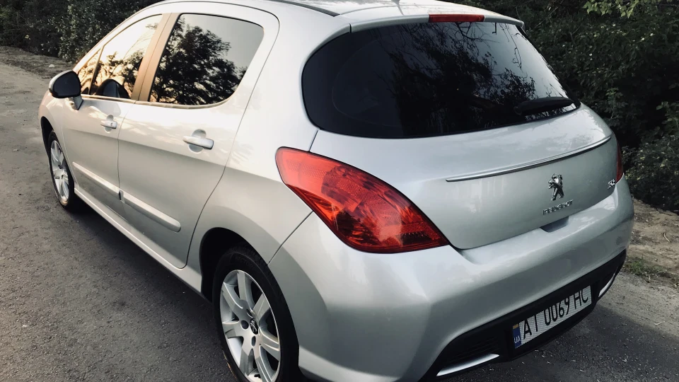 Peugeot 308 сріблястий Лев 5