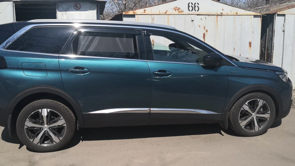 Peugeot 5008 Французький лев