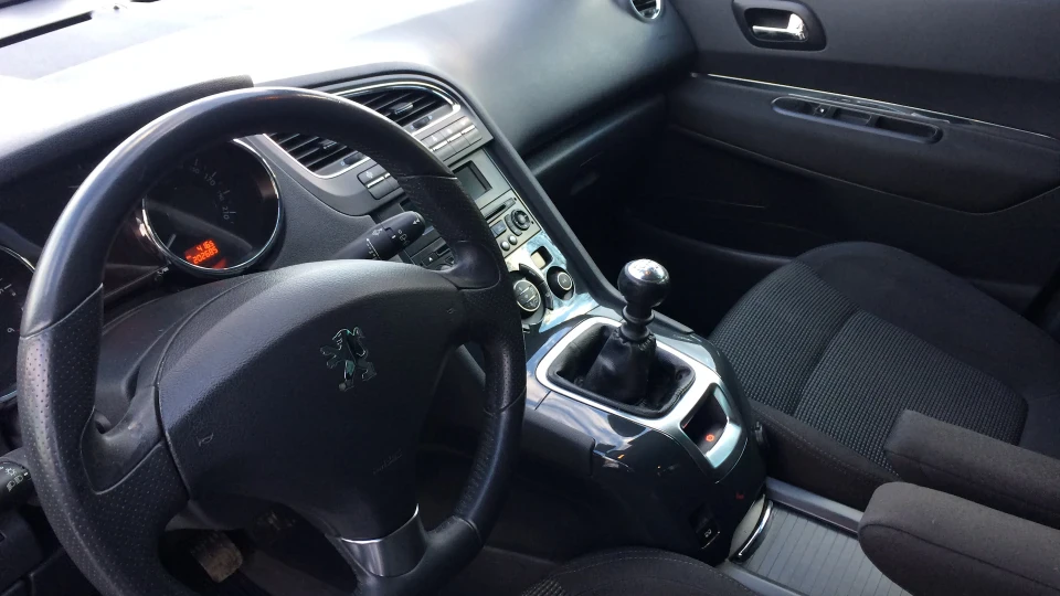 Peugeot 5008 PERLA NERA 1.6 4