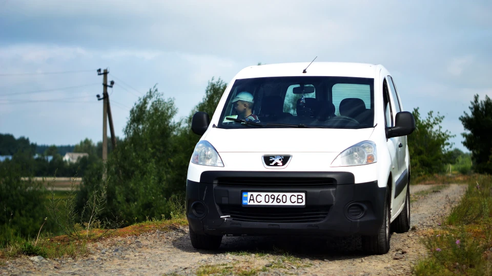 Peugeot Partner Білий лев